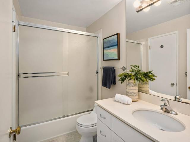 Jack and Jill full bath on main.