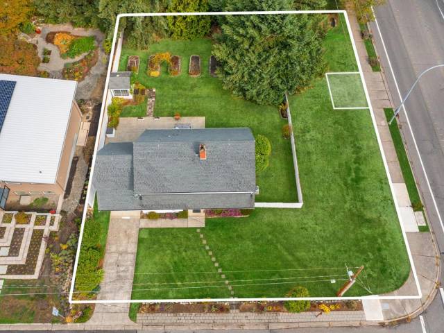 White line represents general lot line. Lighter grass area boxed out is driveway access from 124th for potential RV storage, DADU, second lot?