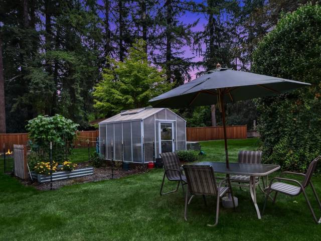 Do you like gardening? You're all set up and ready to go with private greenhouse!